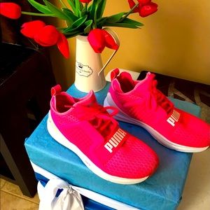 PUMA pink women’s sneakers . Pre owned and in good condition.